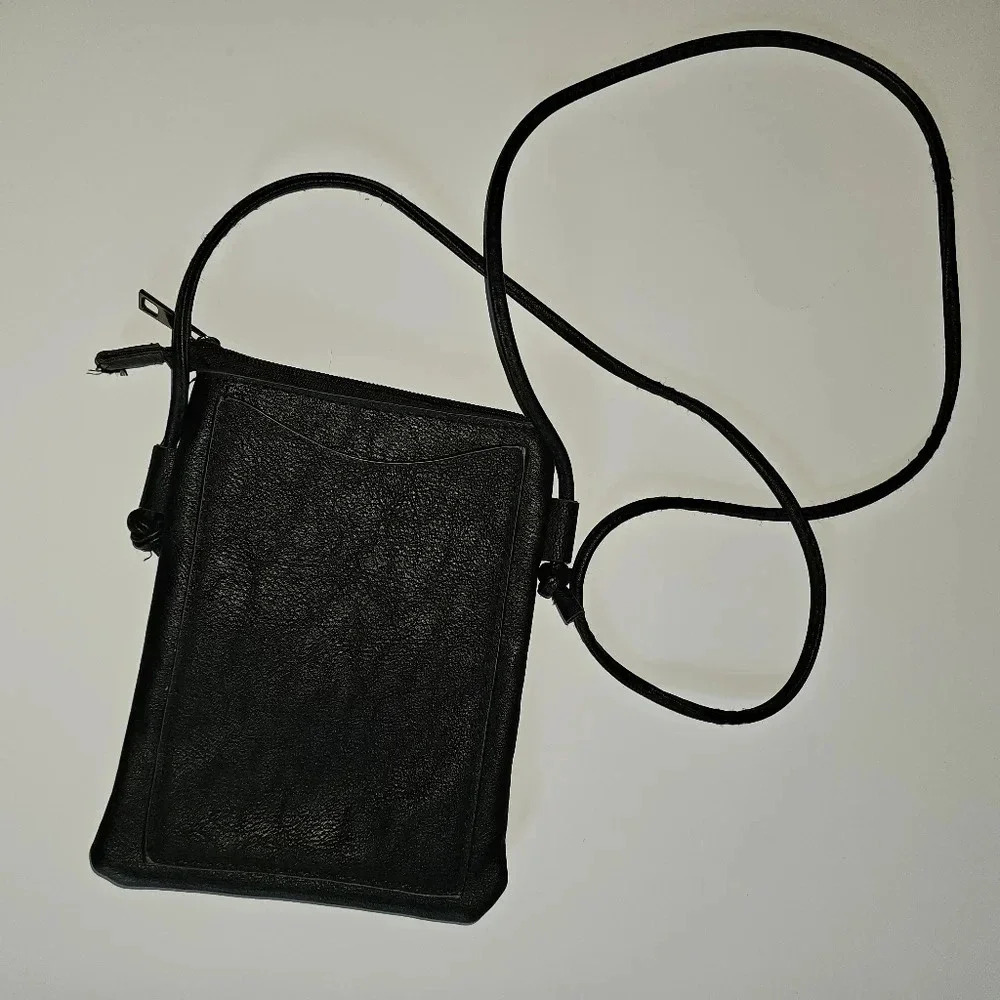 Moda CrossBody Bag Vegan Leather  Embellishment Pattern Zip Closure - Picture 5 of 8